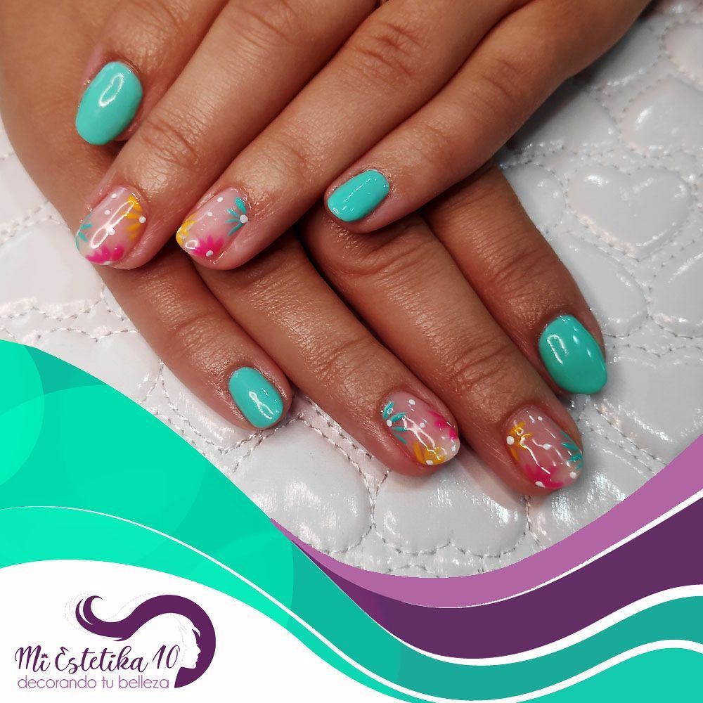 Unas-semipermanentes-azul-turquesa-con-flores-de-colores