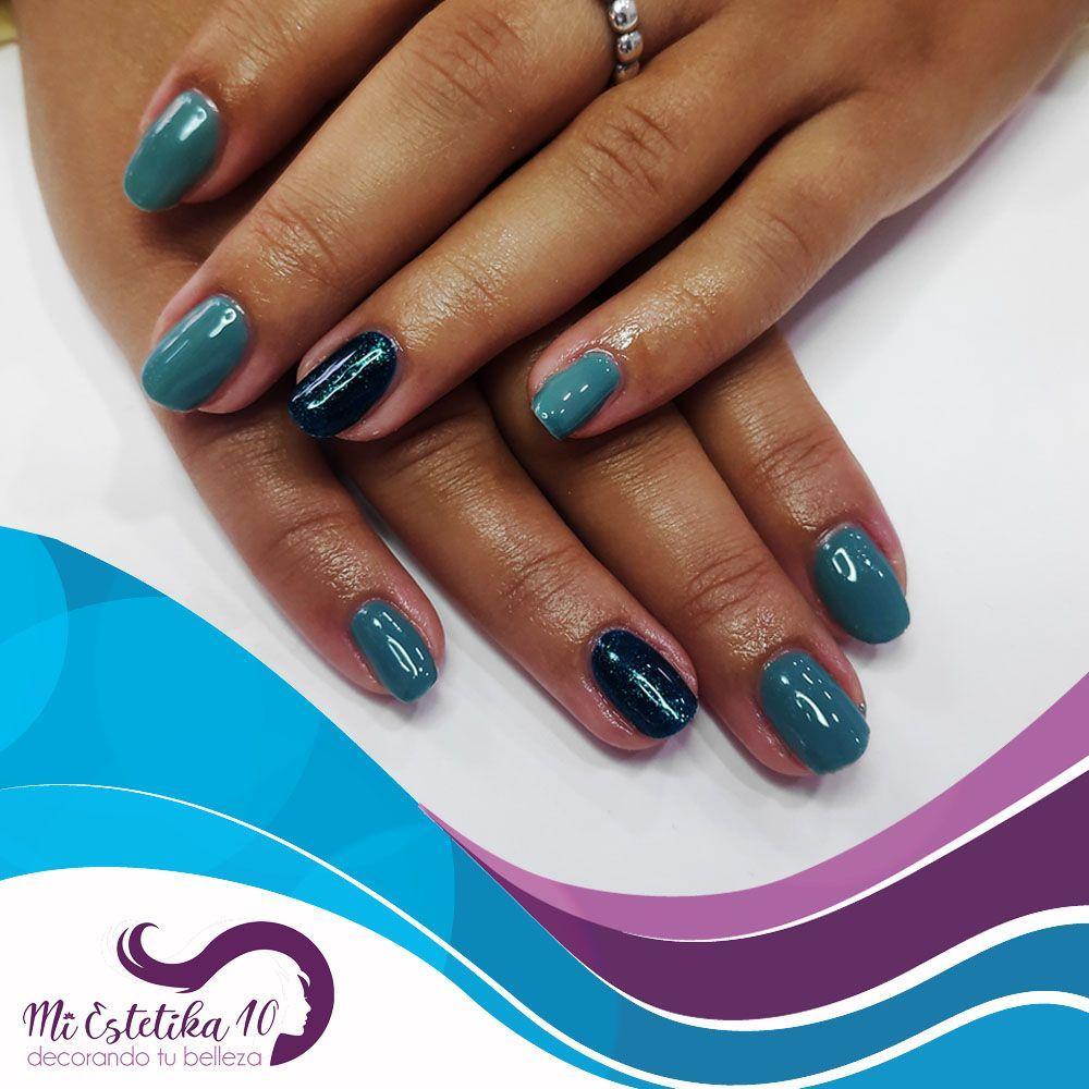 Unas-semipermanentes-azules-con-detalles-de-pururina