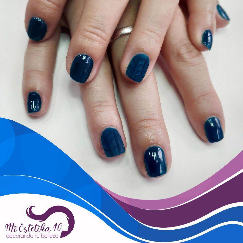 Unas-semipermanentes-azules-con-efecto-jersey