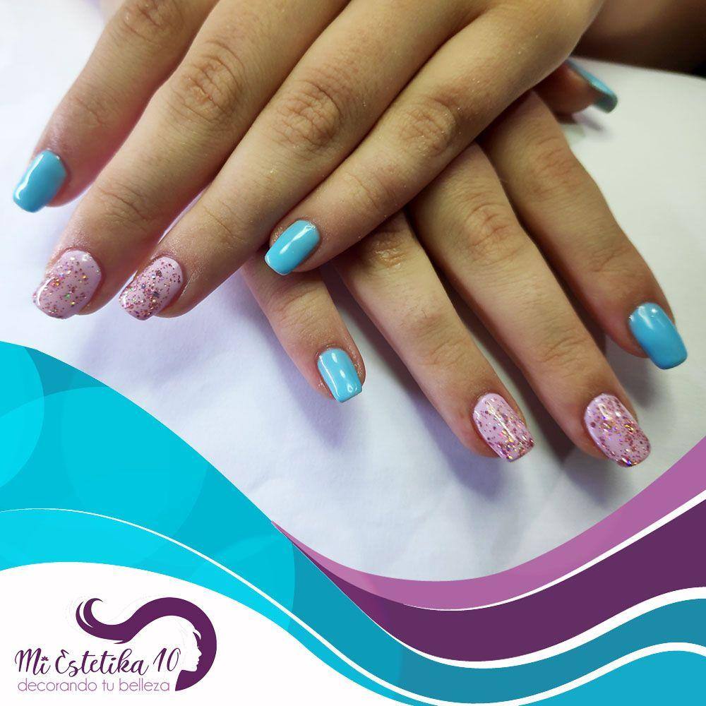 Unas-semipermanentes-azules-turquesa-y-rosa-con-purpurina