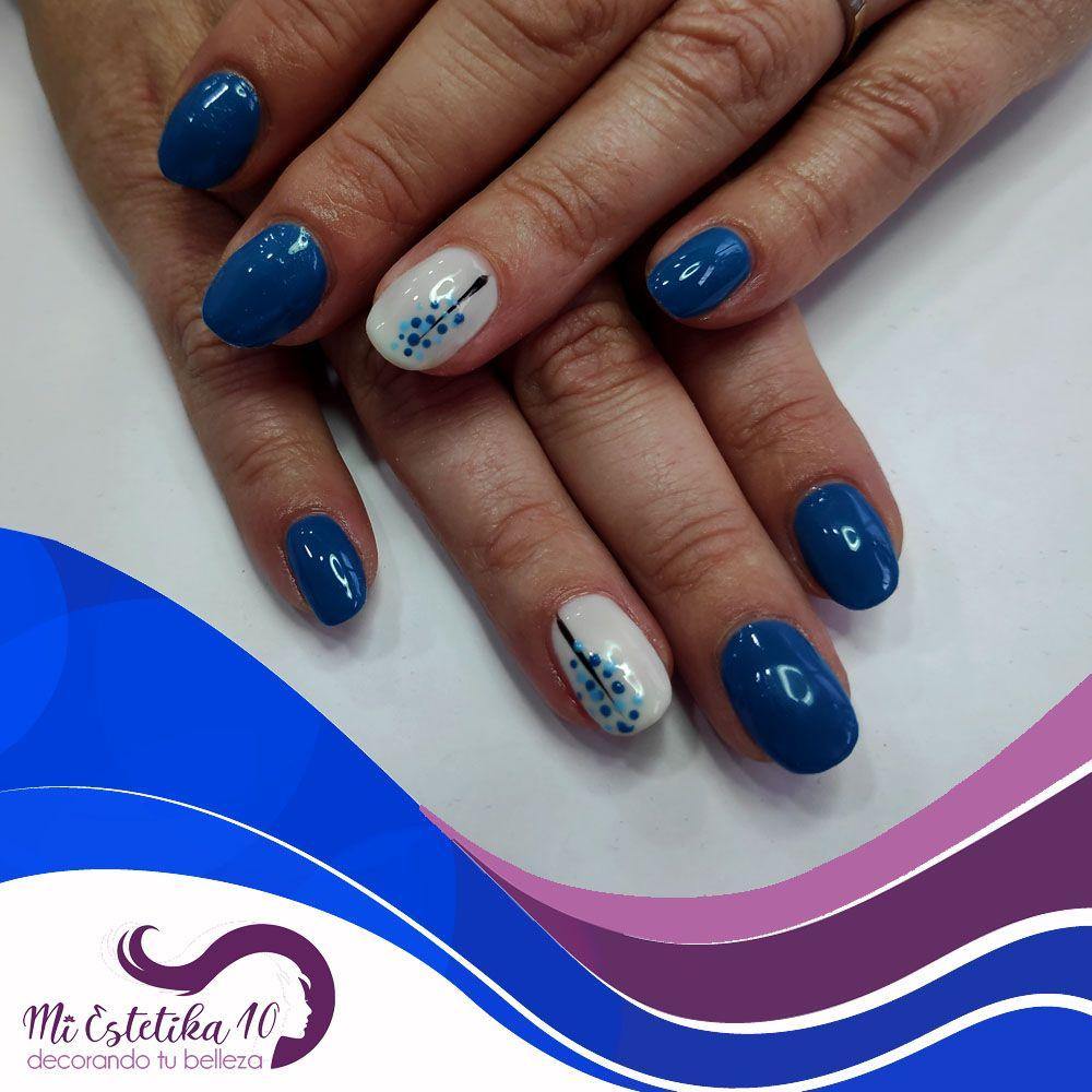 Unas-semipermanentes-azules-y-blancas-con-dientes-de-leon