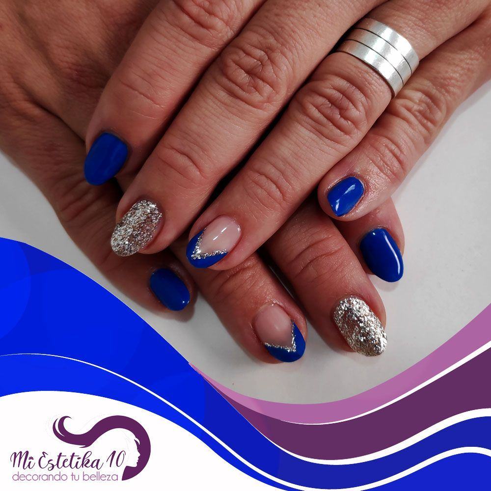 Unas-semipermanentes-azules-y-plata-con-decoracion-italiana