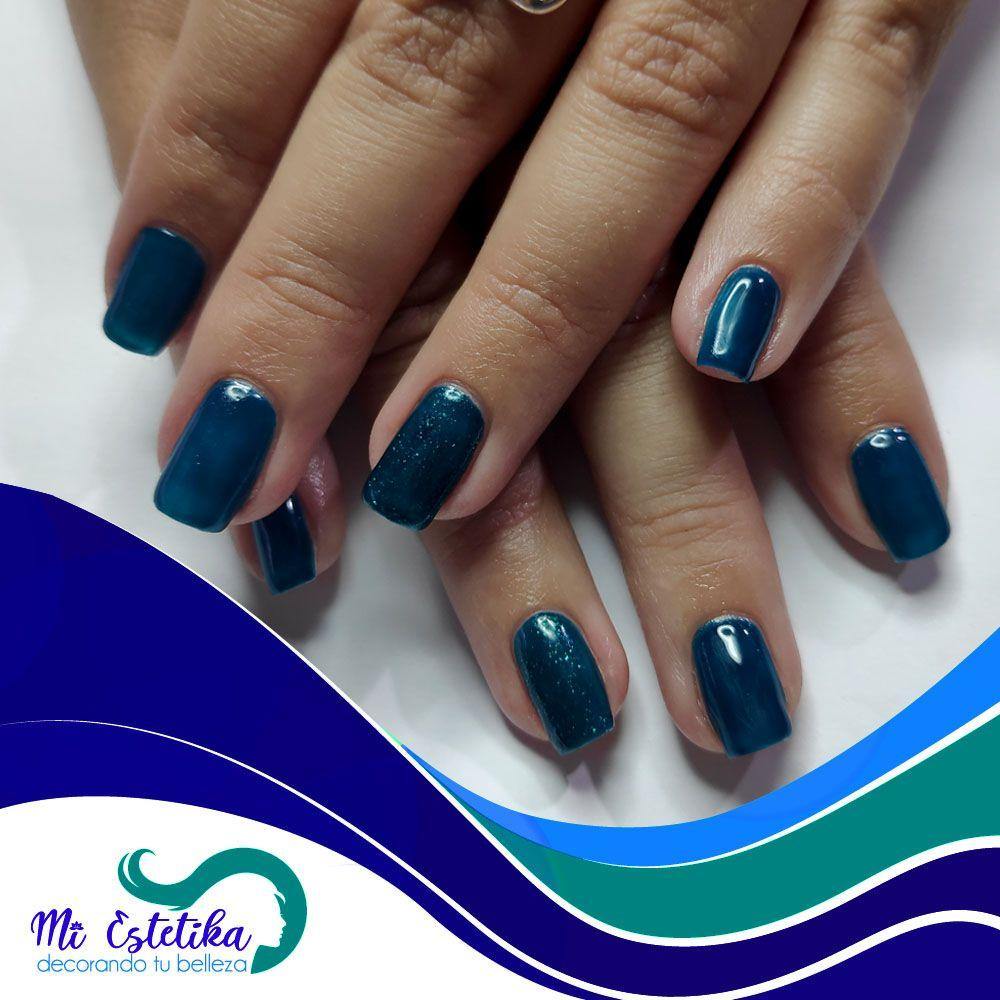 unas-con-esmaltado-permanente-azul-y-decoracion-de-purpurina