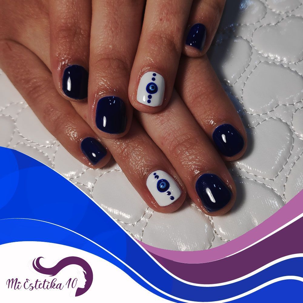 Unas-semipermanentes-azules-y-blancas-con-circulos