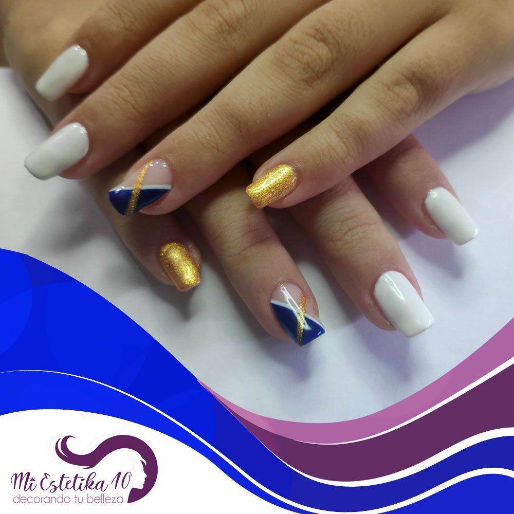 Unas-semipermanentes-blancas-y-doradas-con-detalles-azules