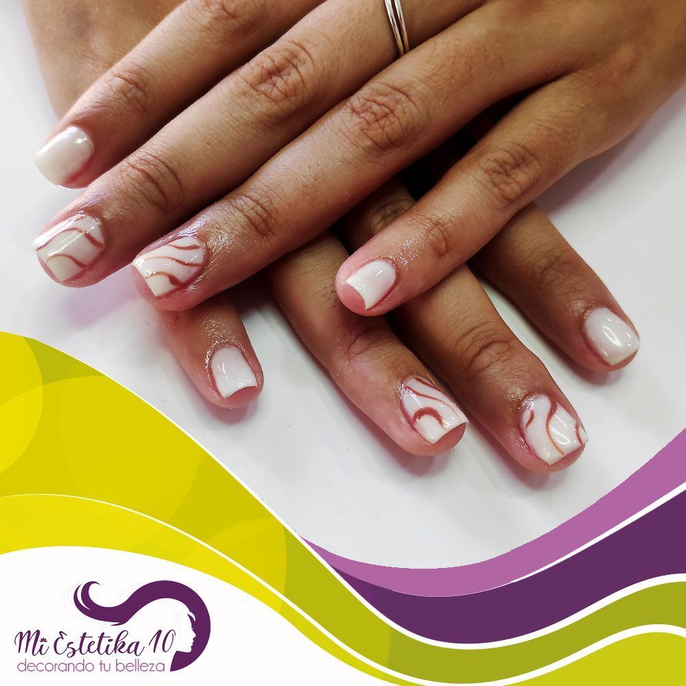 Unas-semipermanentes-blancas-y-marrones-con-ondas
