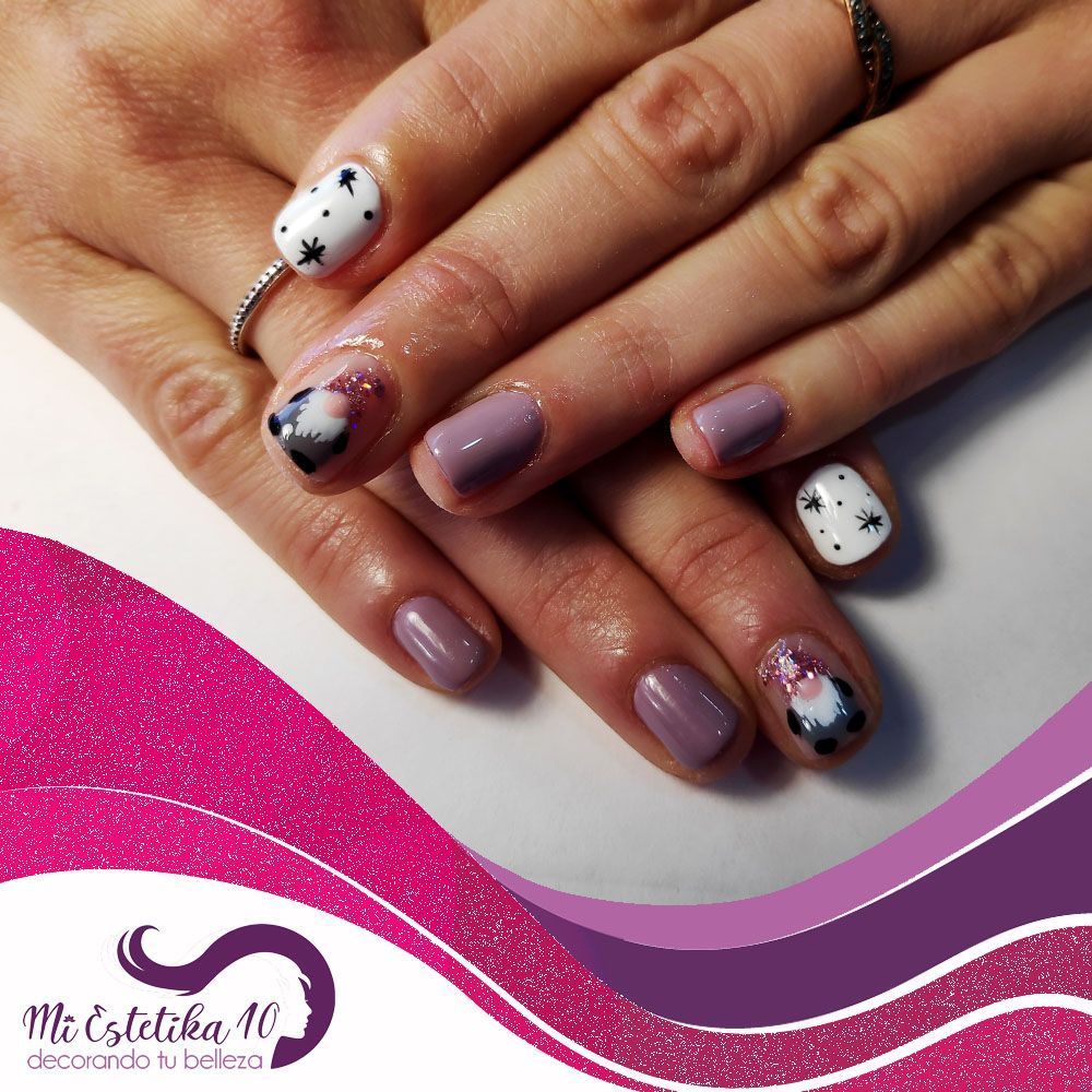 Unas-semipermanentes-lilas-y-blancas-con-gnomo-navideno