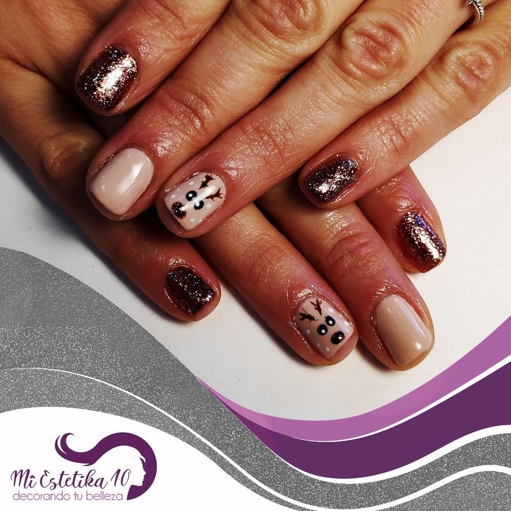 Unas-semipermanentes-nude-con-reno-navideno