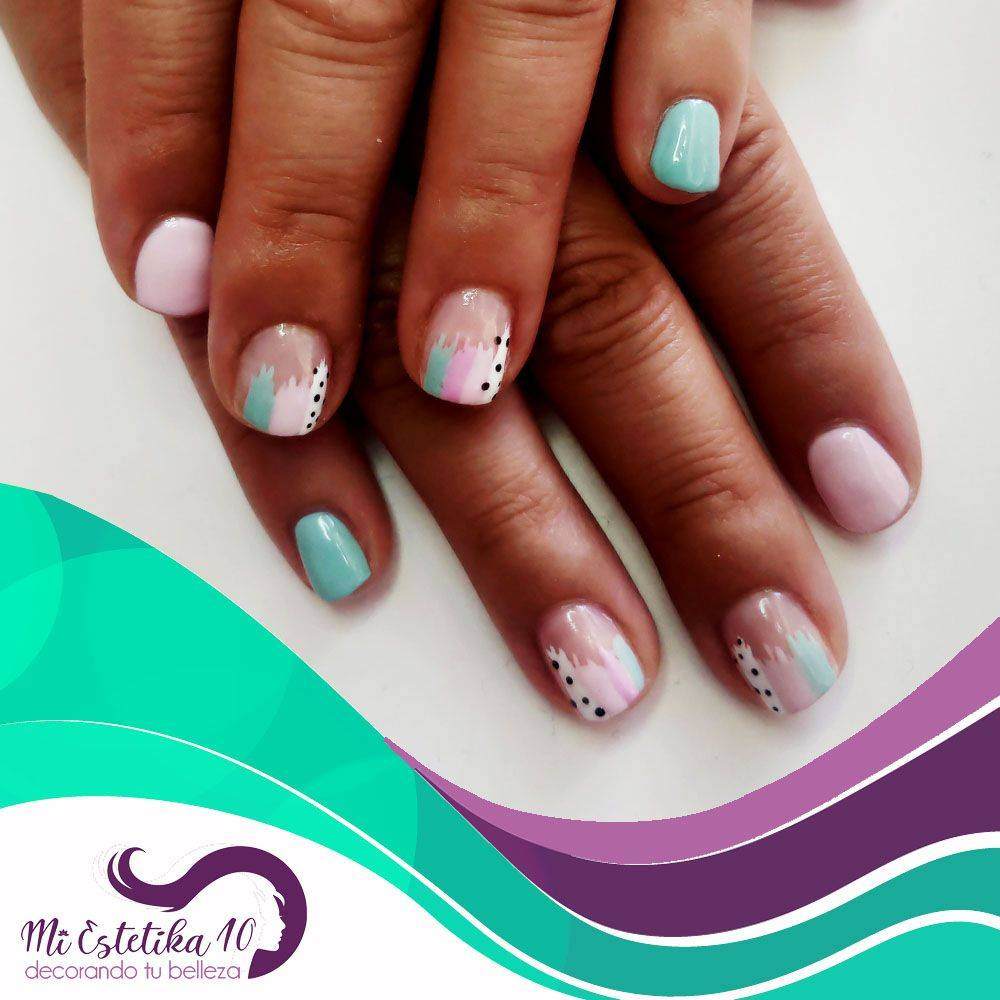 Unas-semipermanentes-turquesas-y-blancas-con-lunares-negros