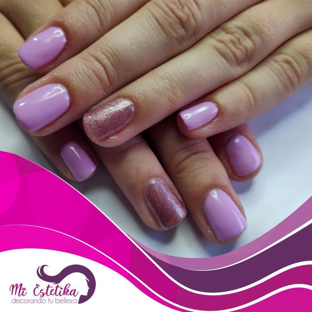unas-con-esmalte-permanente-lila-y-efecto-purpurina