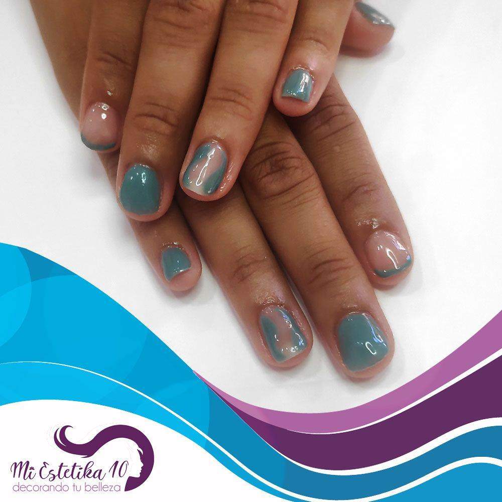 Unas-semipermanentes-azules-con-detalles-de-agua