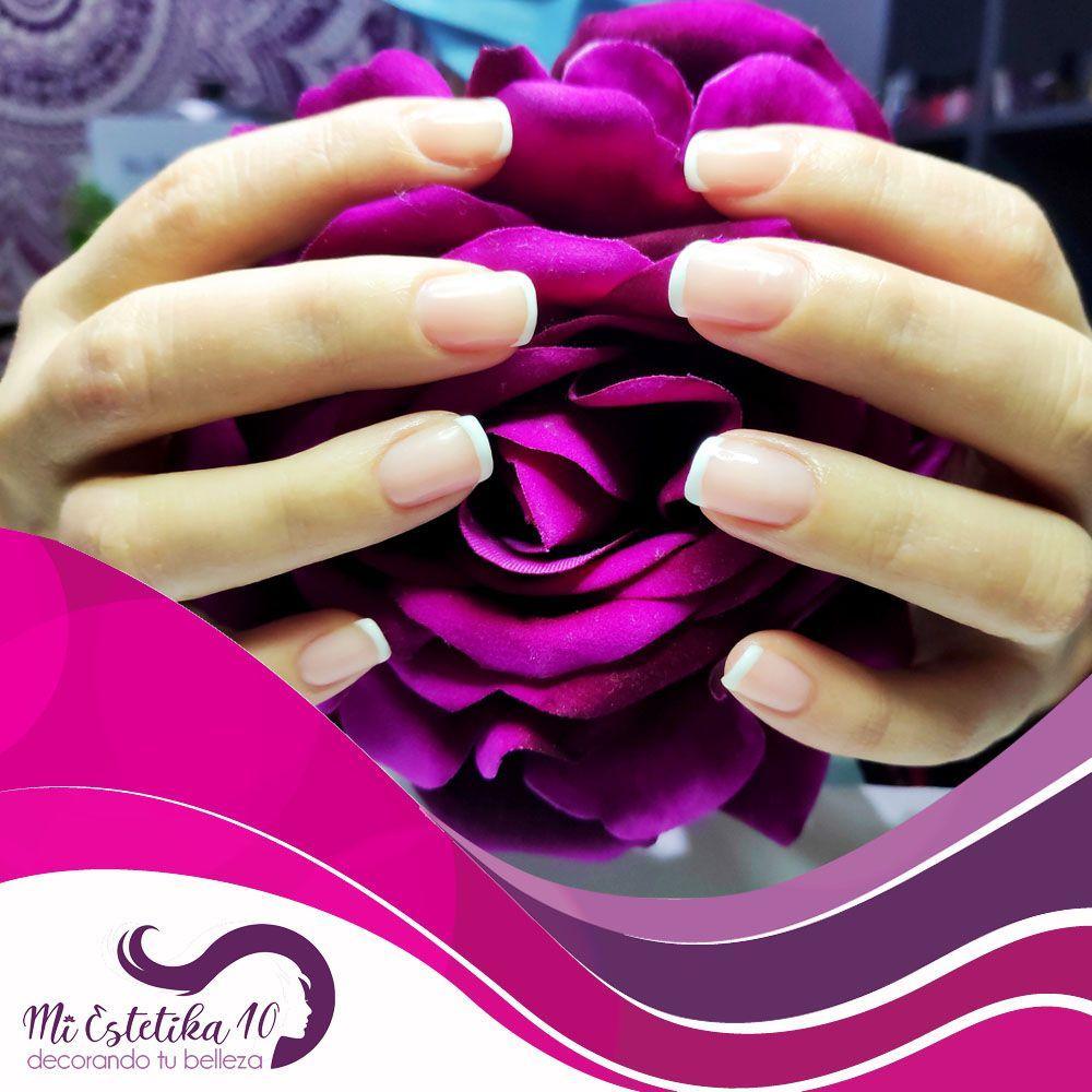 Unas-semipermanentes-francesas-con-flor