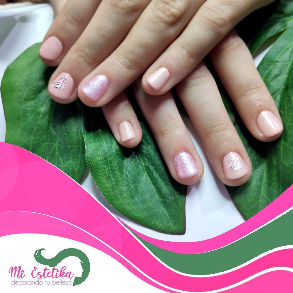 Unas-infantiles-con-esmalte-permanente-rosa-y-pegatinas-al-agua-con-purpurina