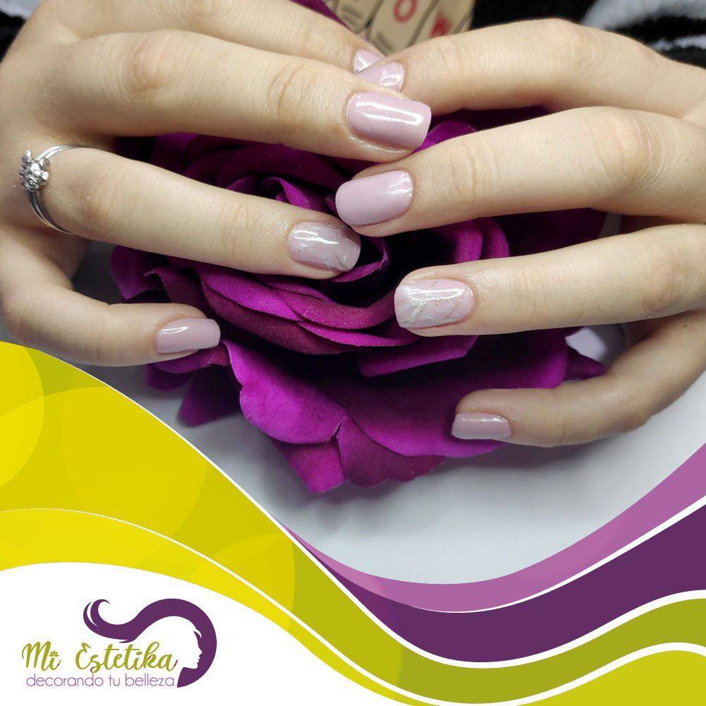 Unas-permanentes-lilas-con-efecto-marmolado