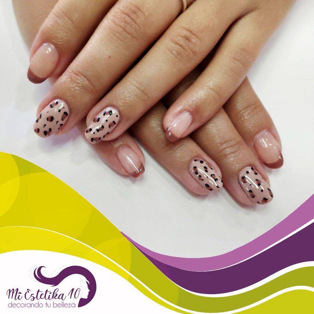 Unas-semipermanentes-francesas-con-esmaltado-marron-y-decoracion-animal-print