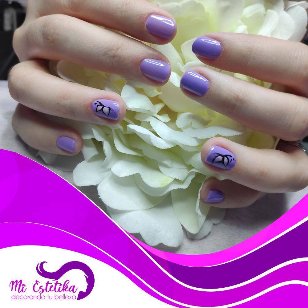 Manicura-con-esmalte-permanente-moradas-con-mariposas