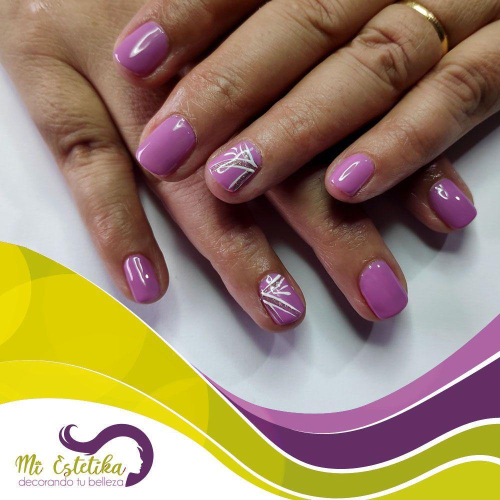 Unas-permanentes-lilas-con-decoracion-a-mano-alzada