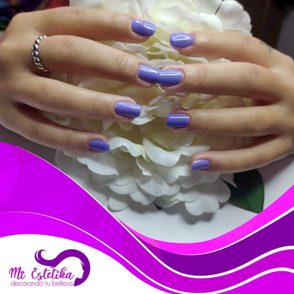 Unas-permanentes-moradas-con-flor-blanca