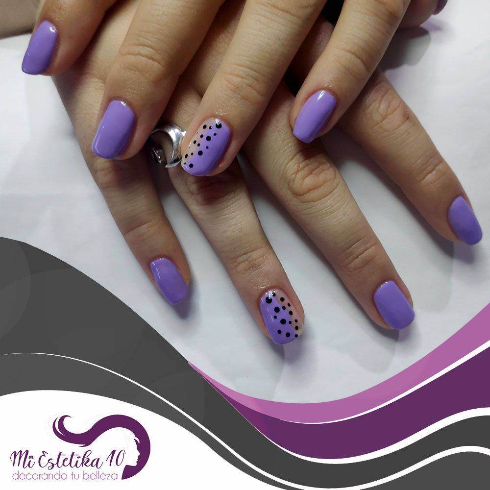 Unas-semipermanentes-lilas-con-lunares-negros