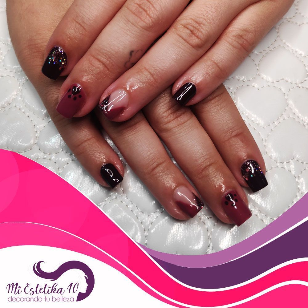 Unas-semipermanentes-moradas-y-granates-con-huella
