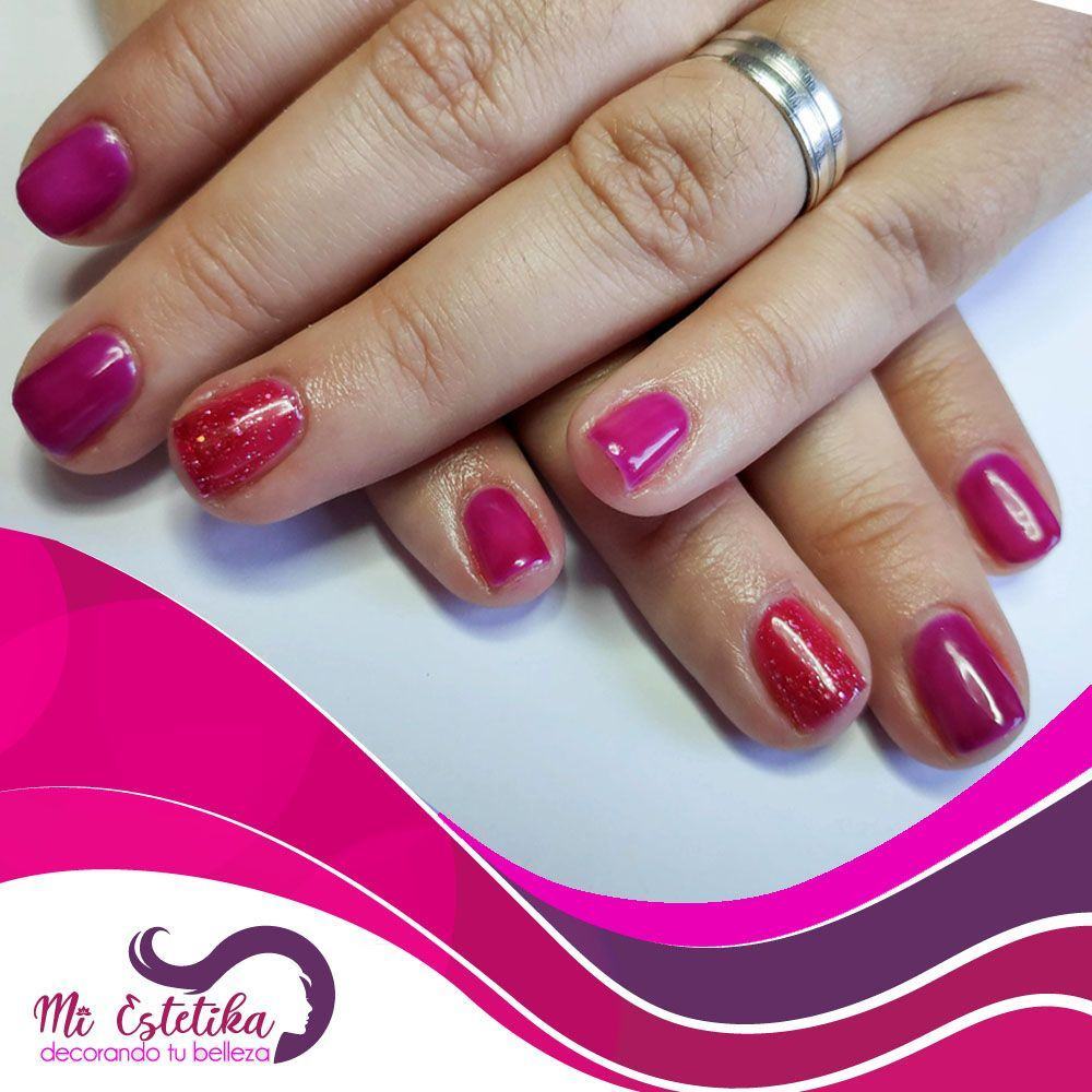 unas-con-esmalte-permanente-rosa-y-efecto-purpurina-granate