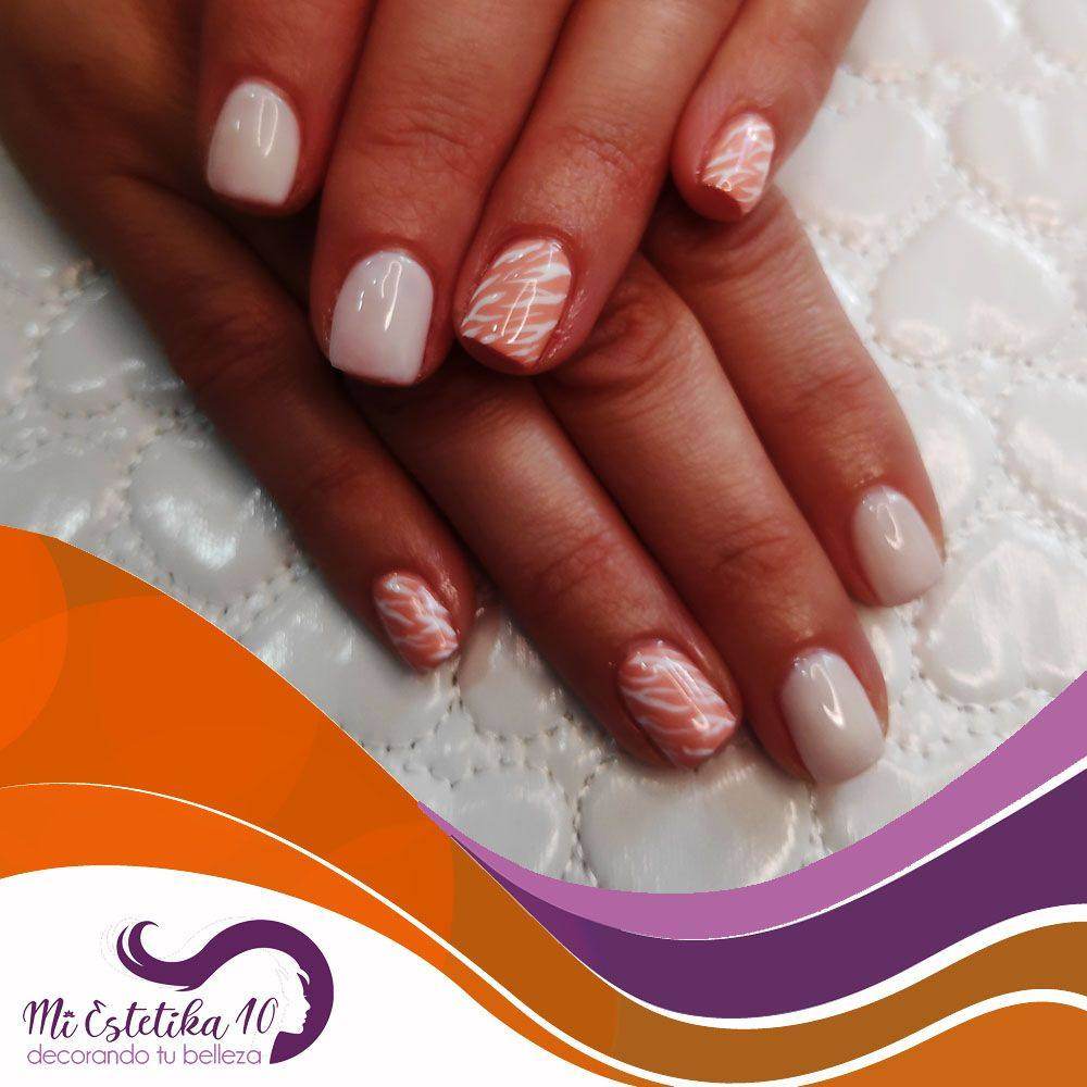 Unas-semipermanentes-naranjas-y-blancas-a-rayas