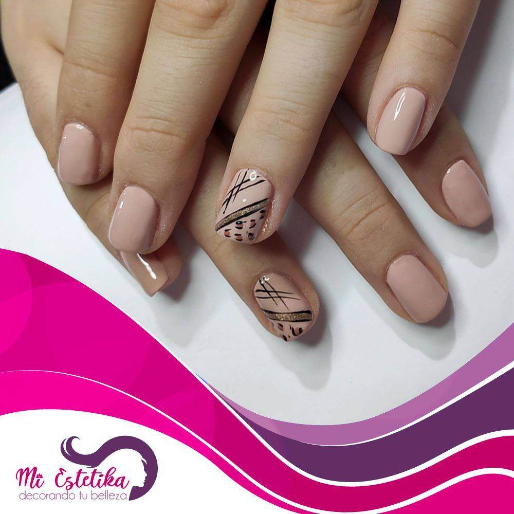 Unas-permanentes-beige-claro-con-estampado-de-leopardo