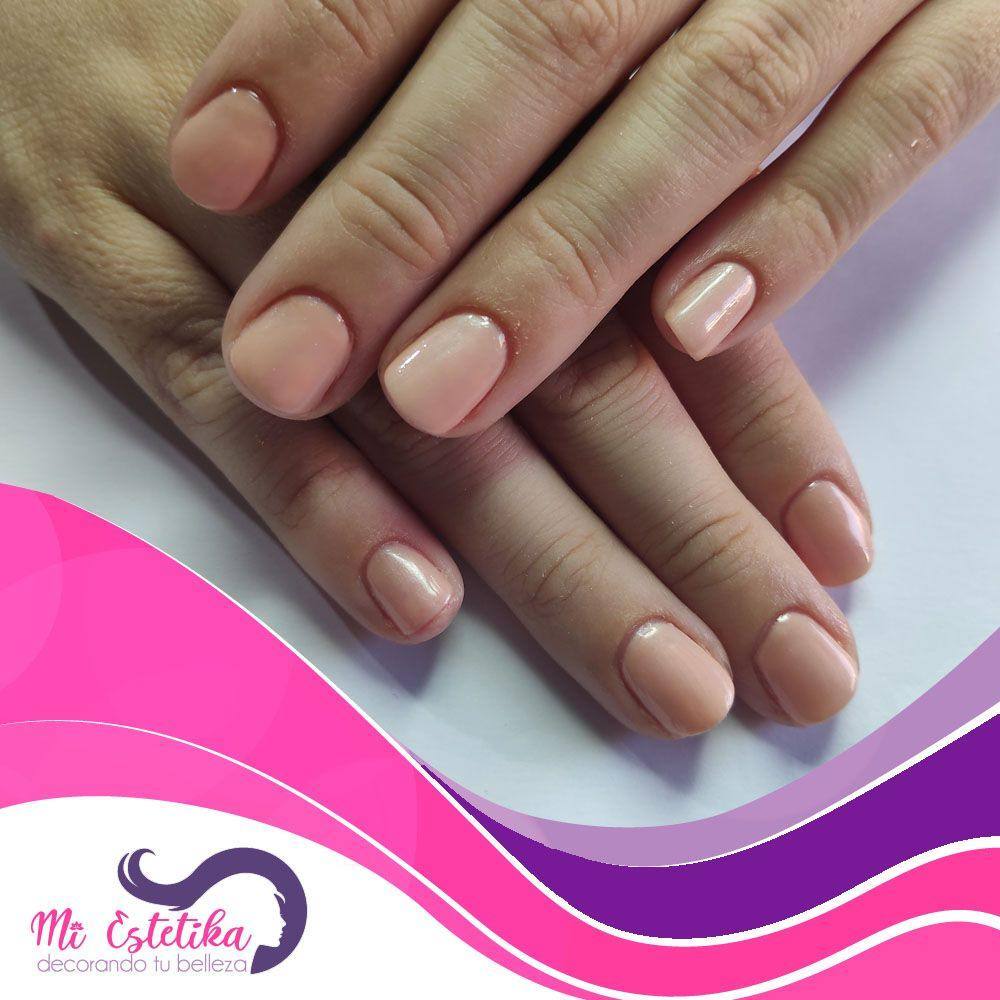 unas-con-esmalte-permanente-rosa-palo