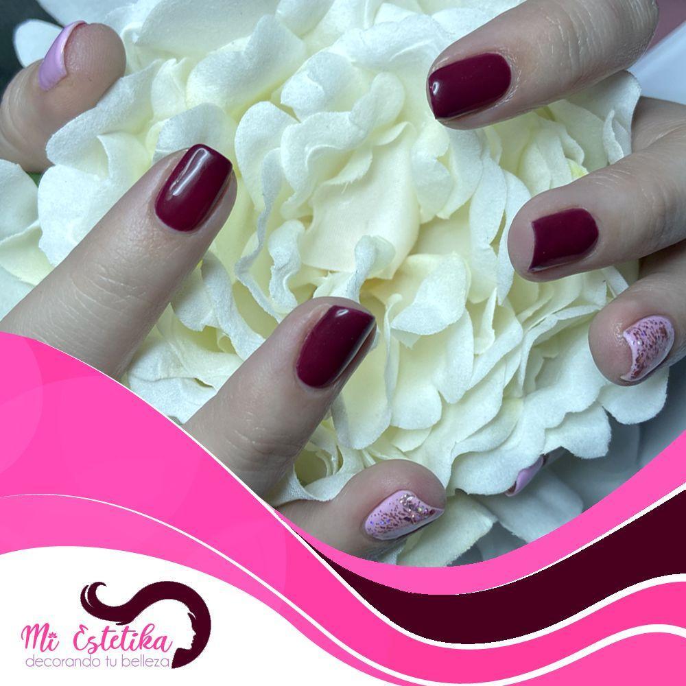 Unas-con-esmalte-permanente-burdeos-y-rosa-con-purpurina-despues