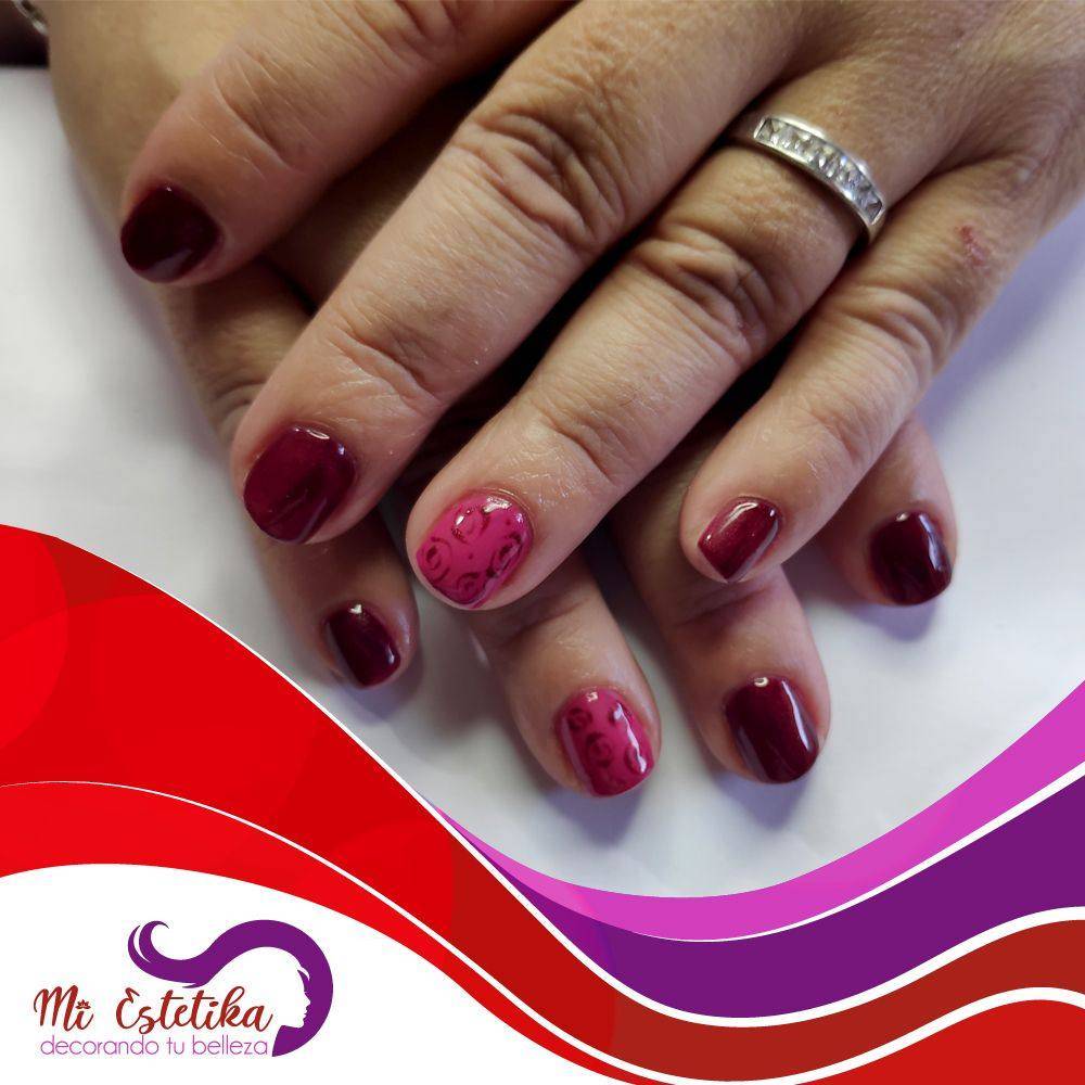 Unas-con-esmalte-permanente-rojas-con-flores