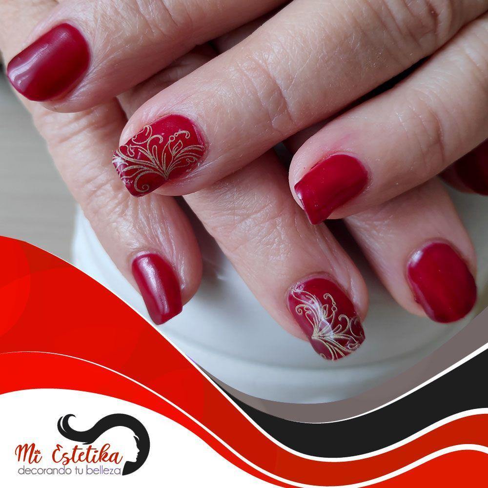 unas-con-esmalte-permanente-rojo-y-pegatinas-al-agua