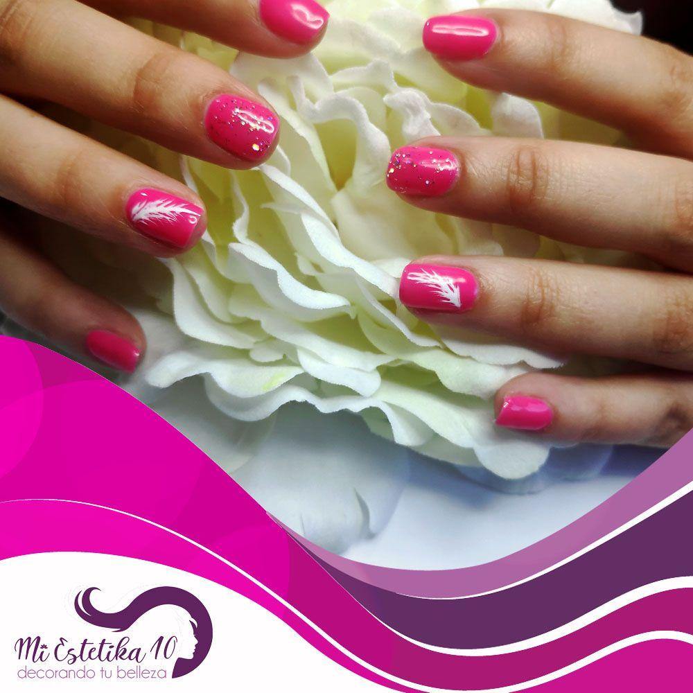 Unas-semipermanentes-rosas-con-plumas-blancas-y-purpurina