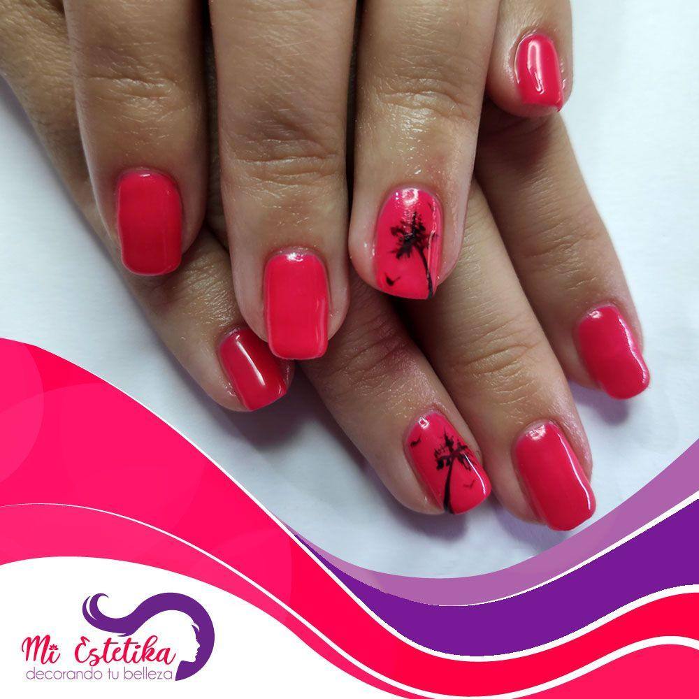 unas-con-esmaltado-permanente-rosa-con-palmeras