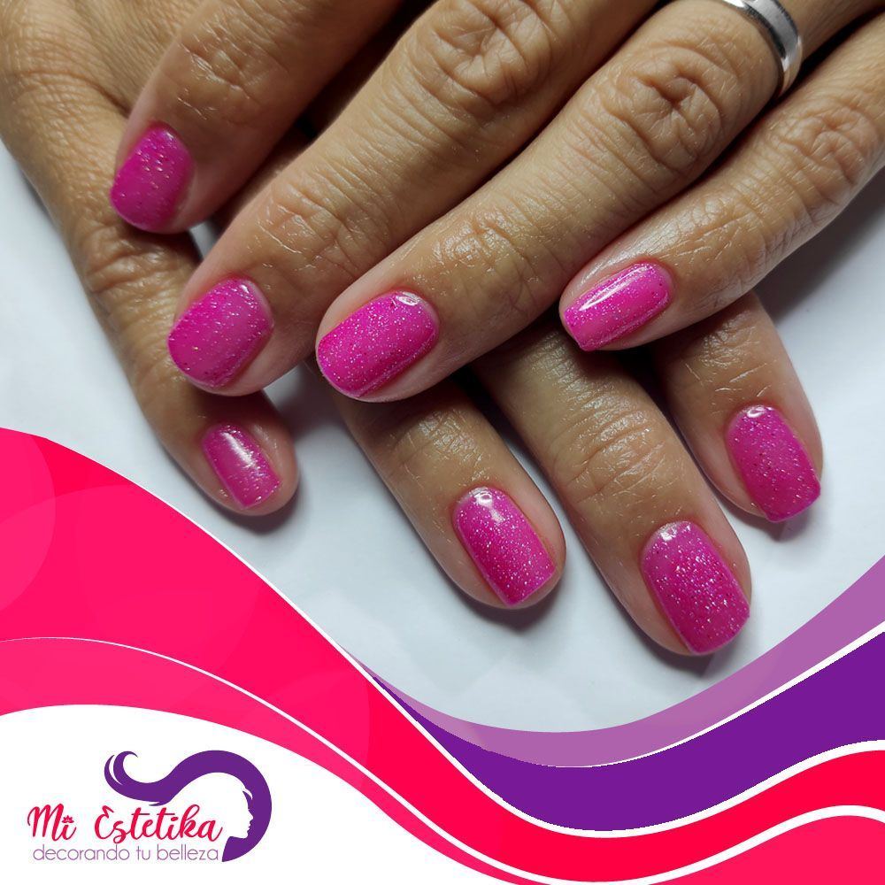 unas-con-esmalte-permanente-rosa-barbie-con-purpurina