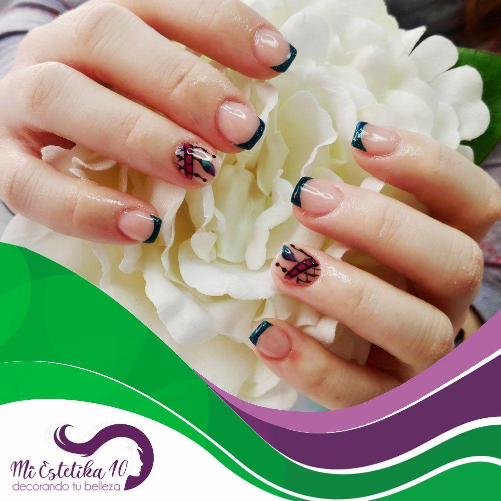 Unas-semipermanentes-francesas-verdes-con-plumas-nail-art