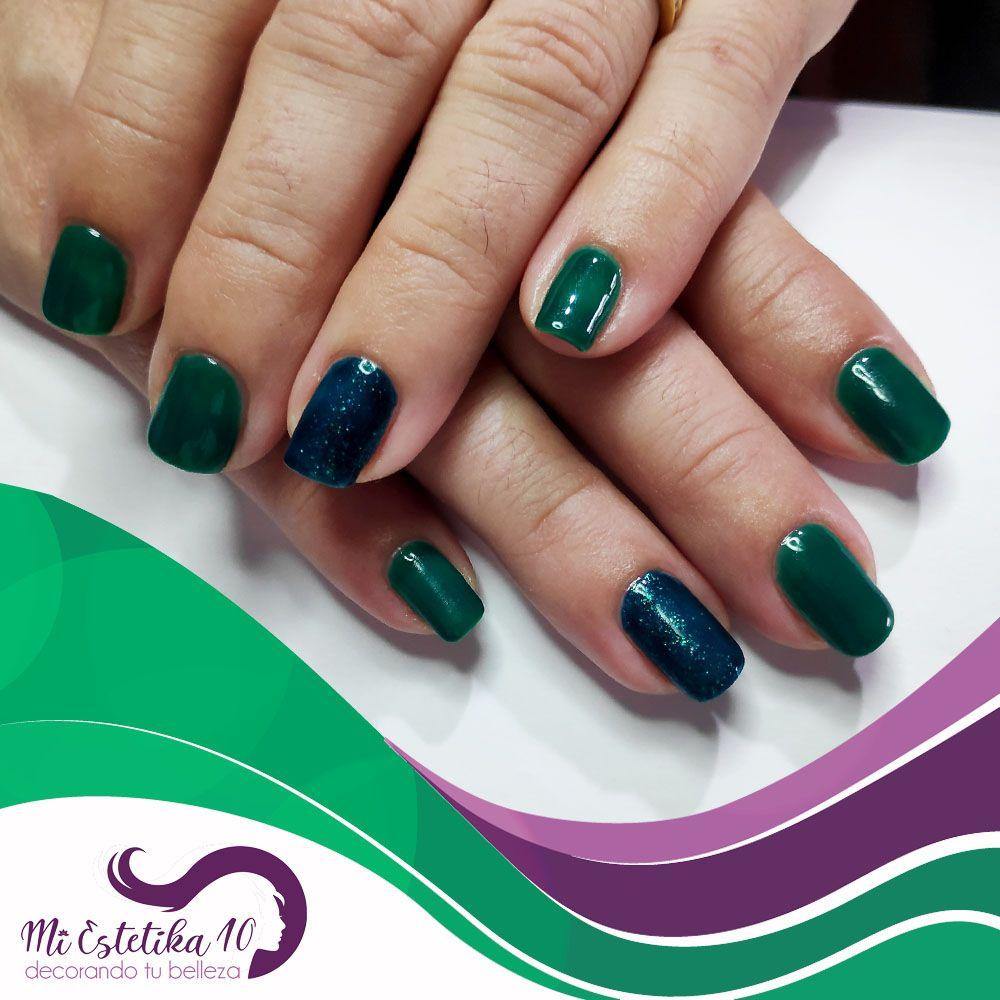 Unas-semipermanentes-verdes-con-efecto-purpurina-azul