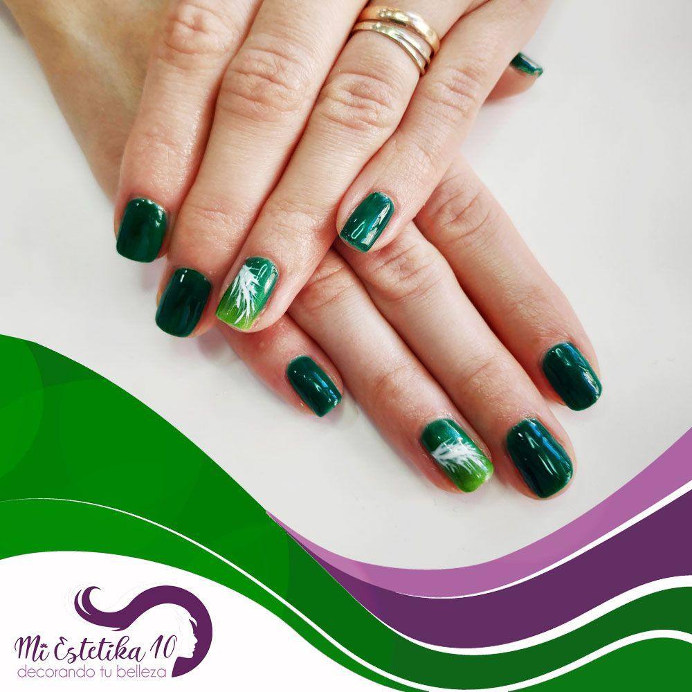 Unas-semipermanentes-verdes-con-plumas-blancas