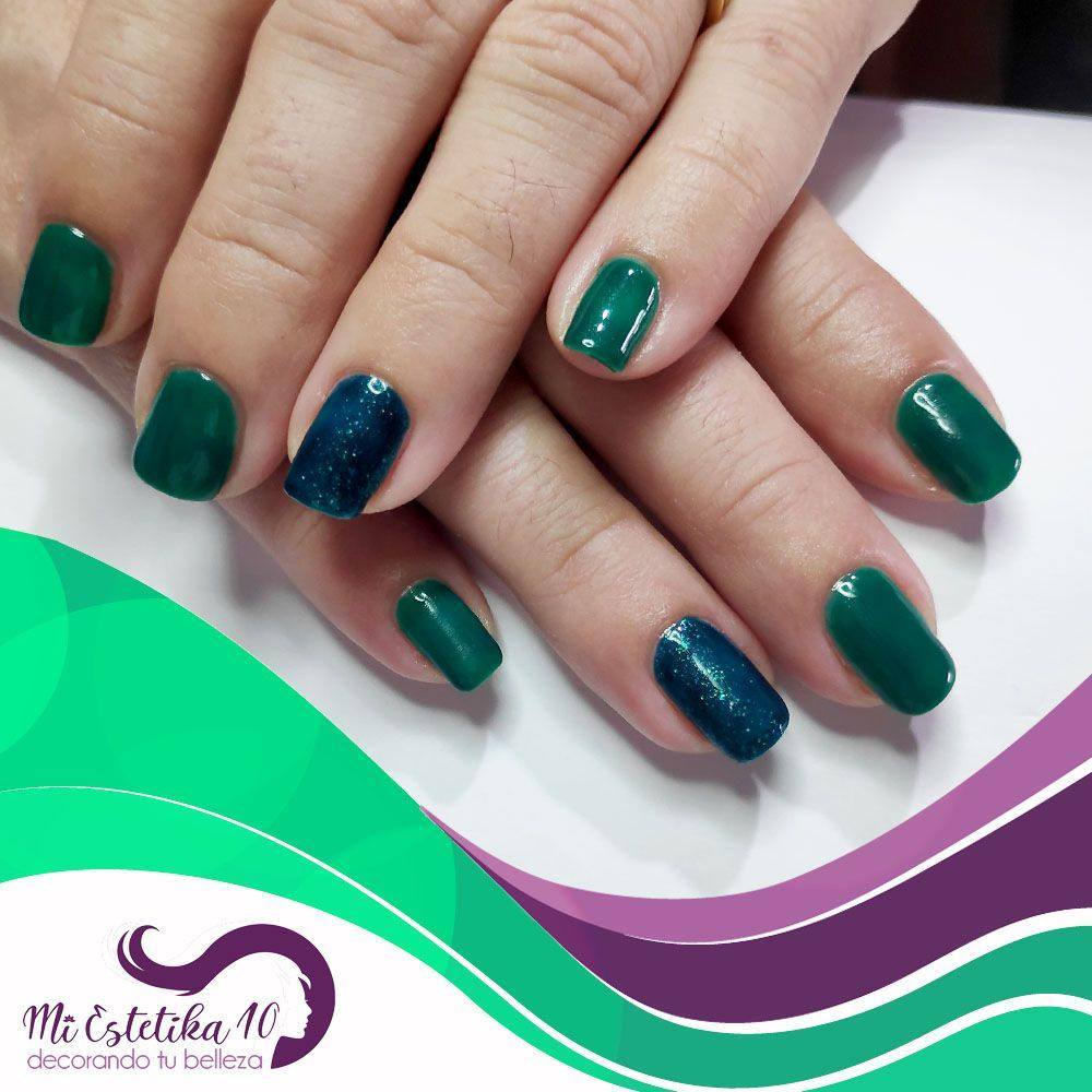 Unas-semipermanentes-verdes-con-purpurina