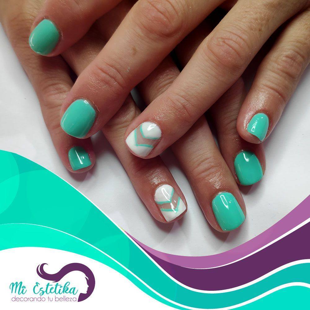 unas-con-esmaltado-permanente-azul-turquesa